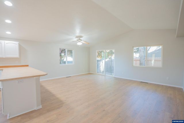 399 Breezy Wy NE, Albany, OR 97322