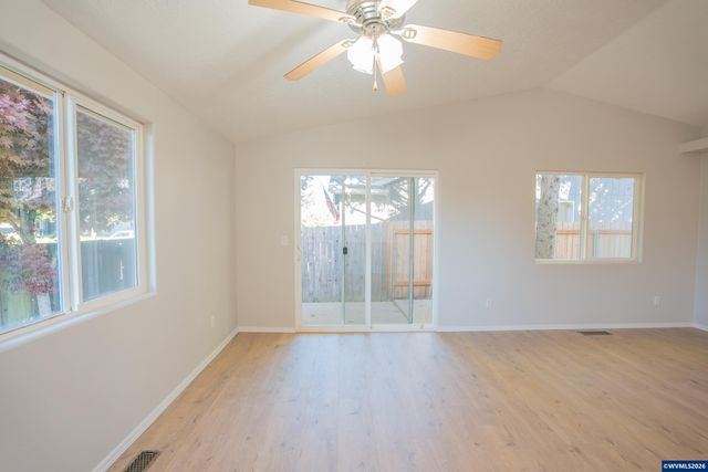 399 Breezy Wy NE, Albany, OR 97322
