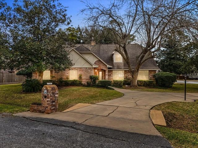 710 Bayou Crest Circle, Dickinson, TX 77539