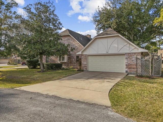 710 Bayou Crest Circle, Dickinson, TX 77539