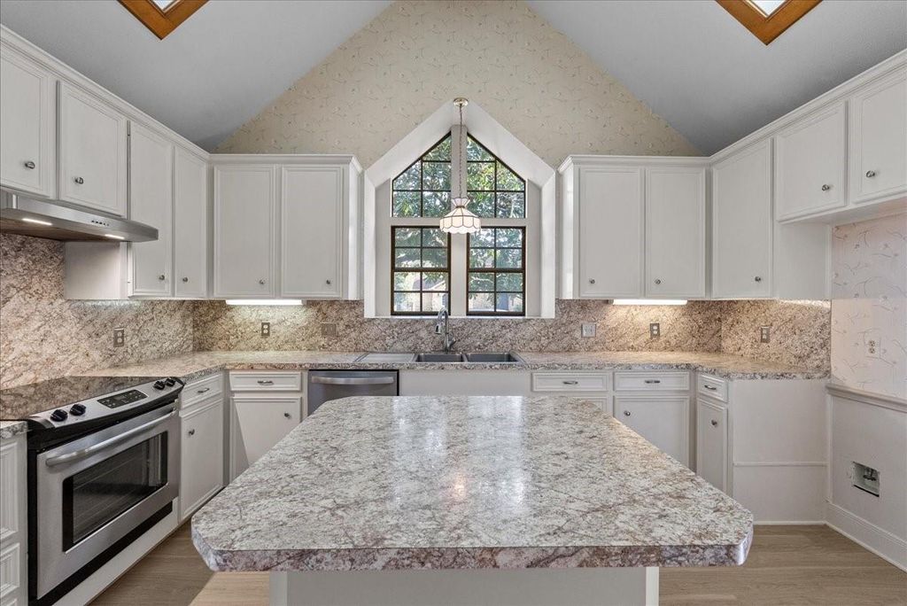 710 Bayou Crest Circle, Dickinson, TX 77539