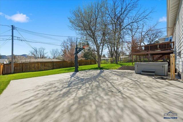1002 SUNSET DR, Spearfish, SD 57783