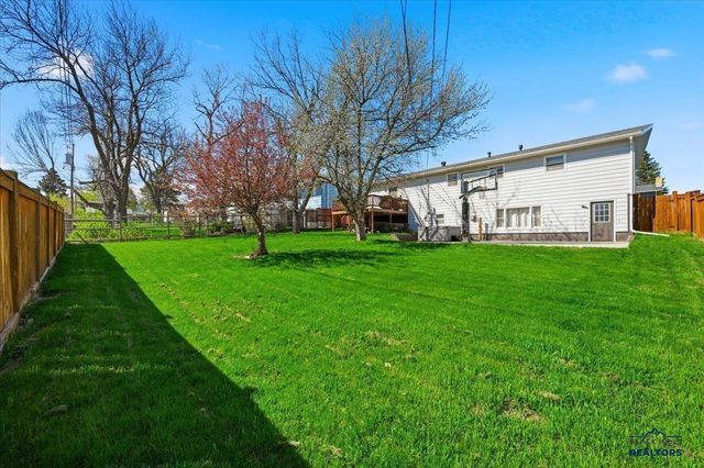 1002 SUNSET DR, Spearfish, SD 57783