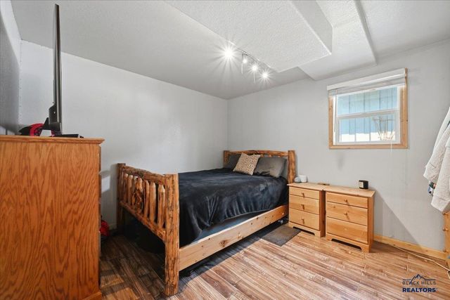 1002 SUNSET DR, Spearfish, SD 57783
