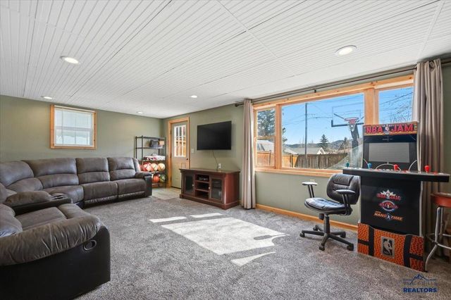 1002 SUNSET DR, Spearfish, SD 57783