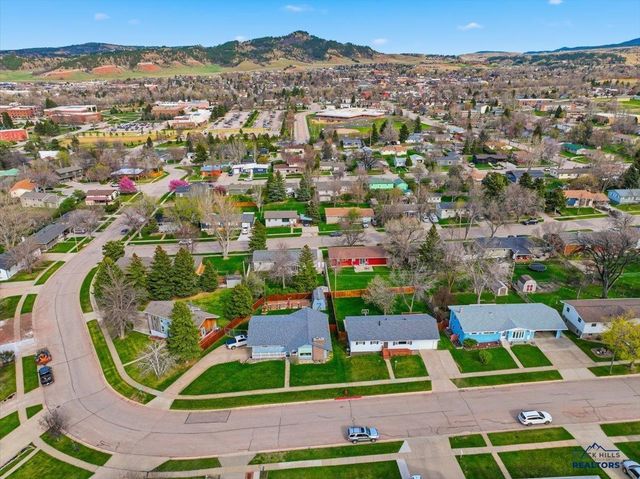 1002 SUNSET DR, Spearfish, SD 57783