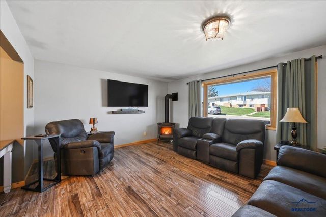 1002 SUNSET DR, Spearfish, SD 57783