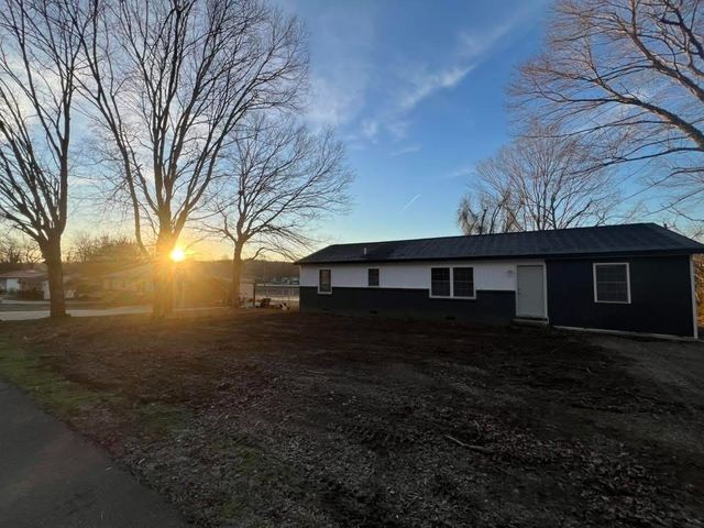 1106 E Railroad St, Waverly, TN 37185