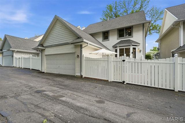 1131 Hawken Place, Webster Groves, MO 63119
