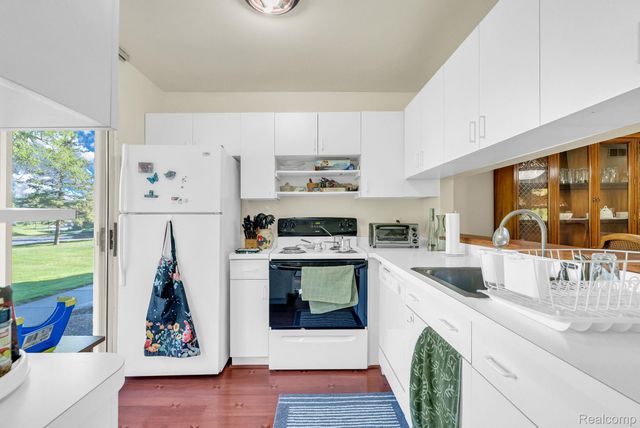 45000 Bayview Drive, Novi, MI 48377
