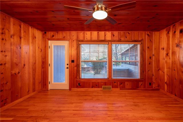 1136 N Hillcrest Avenue, Fayetteville, AR 72703