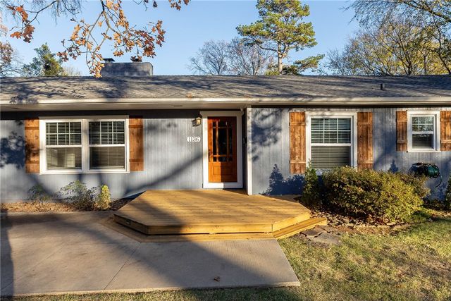 1136 N Hillcrest Avenue, Fayetteville, AR 72703