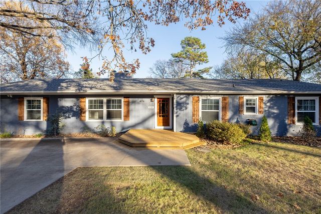 1136 N Hillcrest Avenue, Fayetteville, AR 72703