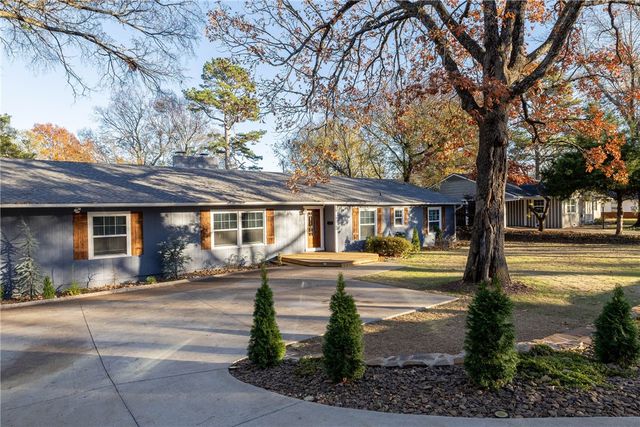 1136 N Hillcrest Avenue, Fayetteville, AR 72703