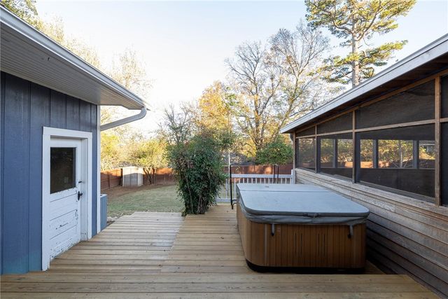 1136 N Hillcrest Avenue, Fayetteville, AR 72703