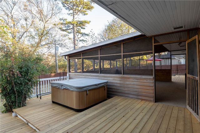 1136 N Hillcrest Avenue, Fayetteville, AR 72703