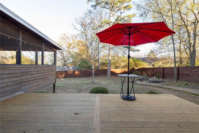 1136 N Hillcrest Avenue, Fayetteville, AR 72703