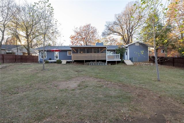 1136 N Hillcrest Avenue, Fayetteville, AR 72703
