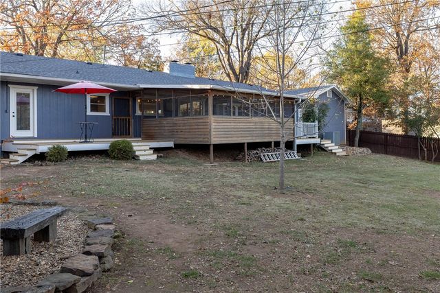 1136 N Hillcrest Avenue, Fayetteville, AR 72703