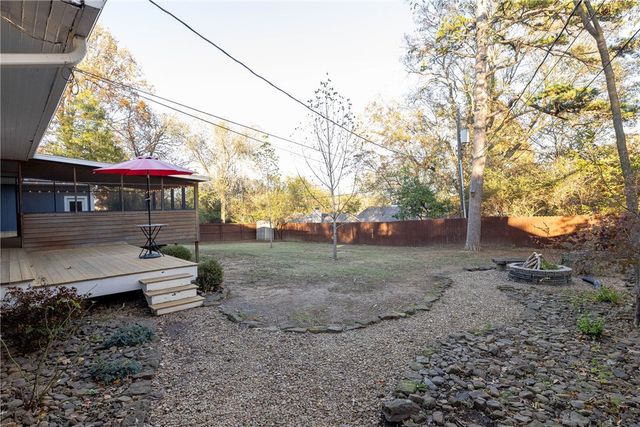 1136 N Hillcrest Avenue, Fayetteville, AR 72703