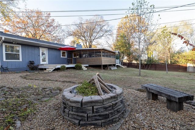 1136 N Hillcrest Avenue, Fayetteville, AR 72703