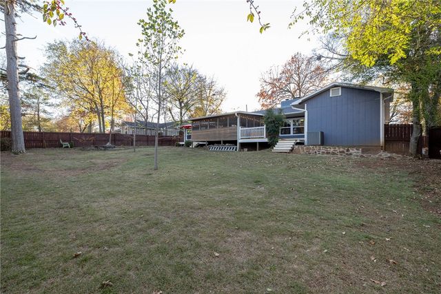 1136 N Hillcrest Avenue, Fayetteville, AR 72703