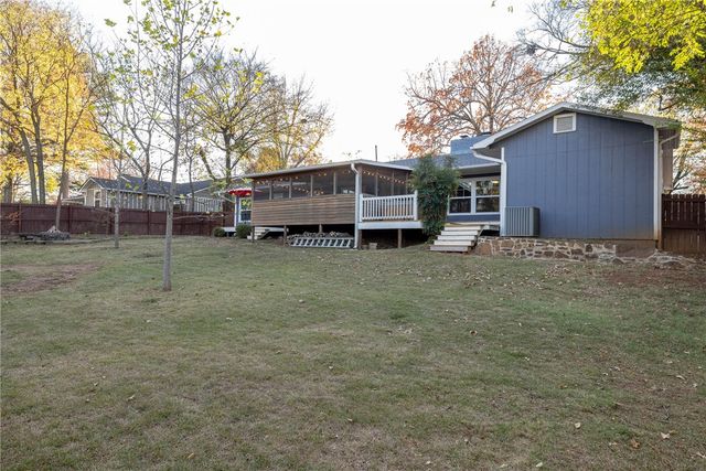 1136 N Hillcrest Avenue, Fayetteville, AR 72703