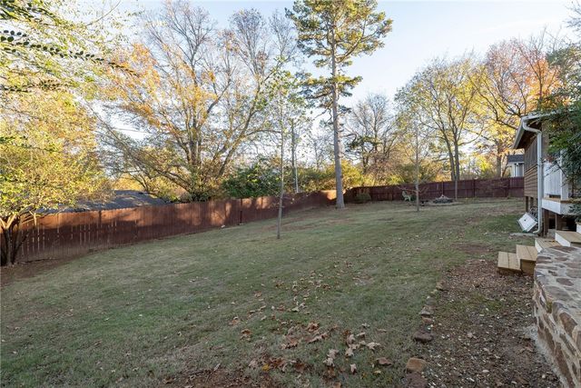 1136 N Hillcrest Avenue, Fayetteville, AR 72703