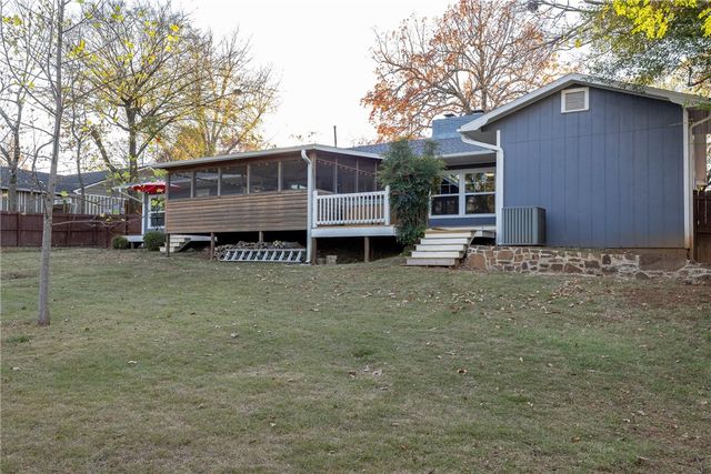 1136 N Hillcrest Avenue, Fayetteville, AR 72703