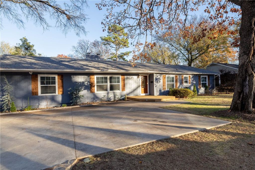 1136 N Hillcrest Avenue, Fayetteville, AR 72703