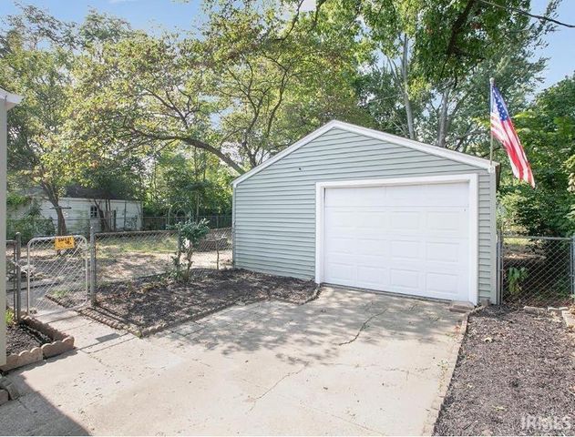 1320 Eastbrook Drive, South Bend, IN 46616