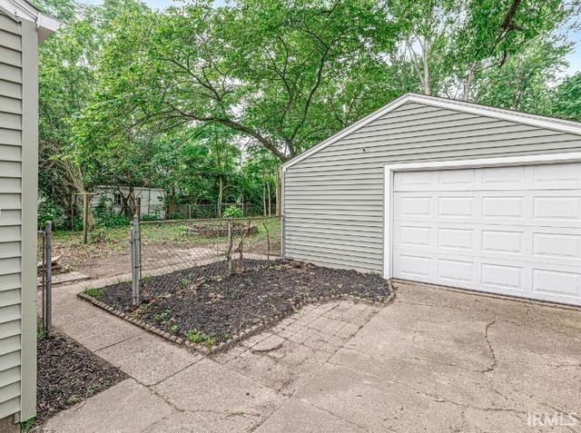 1320 Eastbrook Drive, South Bend, IN 46616