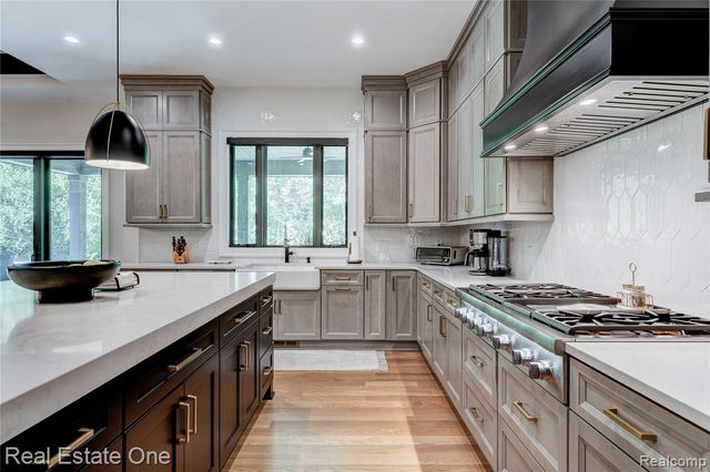 3370 Bloomcrest Drive, Bloomfield Hills, MI 48304