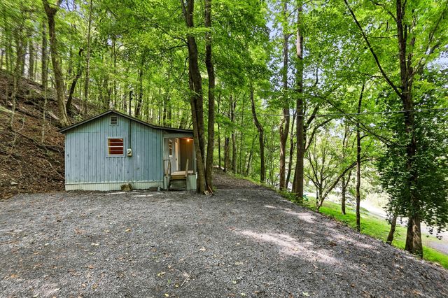 225 Coys Cove Ln, Gainesboro, TN 38562