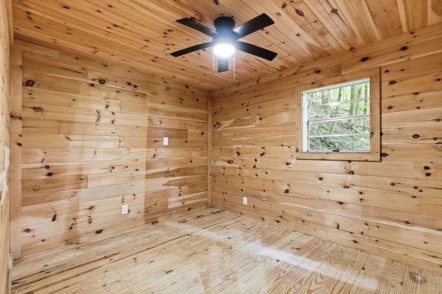 225 Coys Cove Ln, Gainesboro, TN 38562