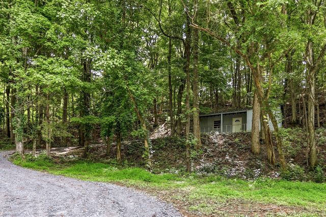 225 Coys Cove Ln, Gainesboro, TN 38562