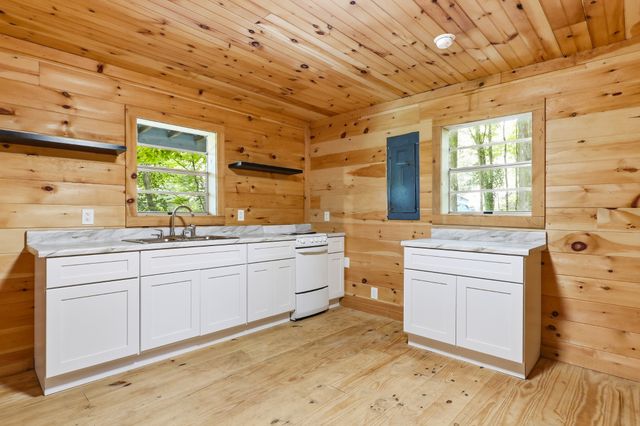 225 Coys Cove Ln, Gainesboro, TN 38562