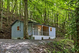 225 Coys Cove Ln, Gainesboro, TN 38562