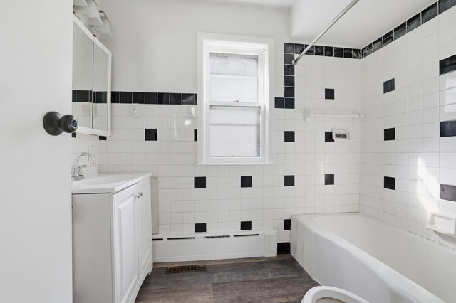 1017 E Pearson STREET, Milwaukee, WI 53202