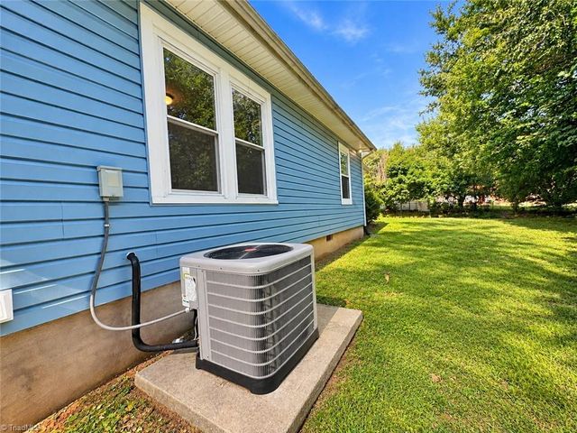 3725 New Walkertown Road, Winston-salem, NC 27105