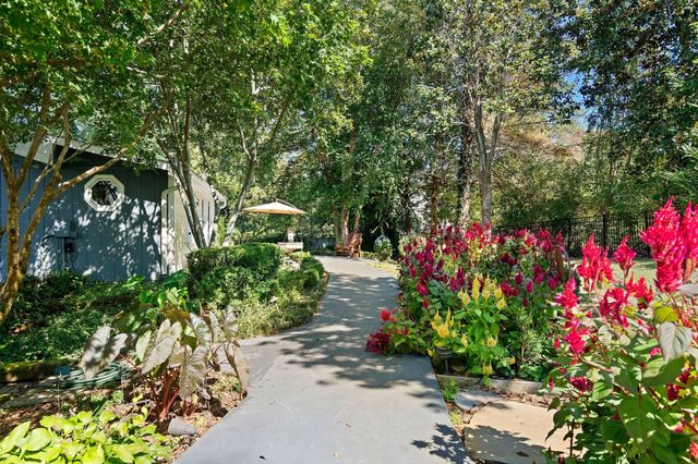 9032 S Harpeth Ct, Nashville, TN 37221