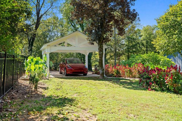 9032 S Harpeth Ct, Nashville, TN 37221