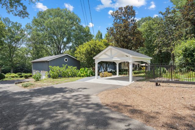 9032 S Harpeth Ct, Nashville, TN 37221