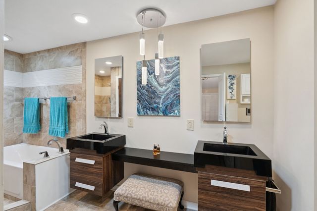 9032 S Harpeth Ct, Nashville, TN 37221