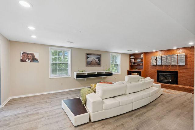 9032 S Harpeth Ct, Nashville, TN 37221