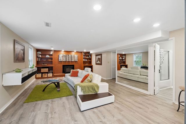 9032 S Harpeth Ct, Nashville, TN 37221