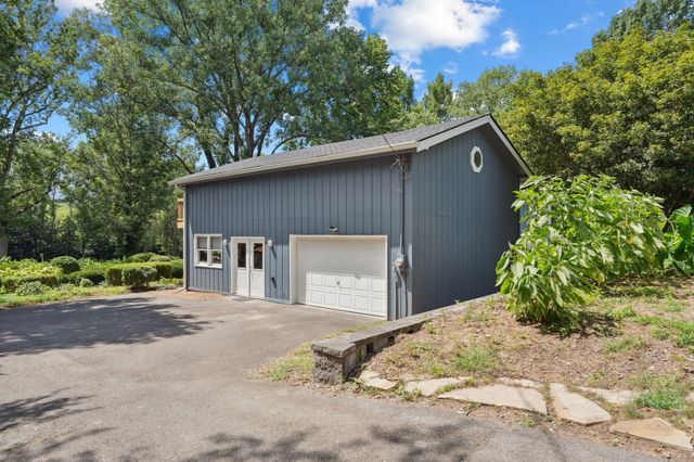 9032 S Harpeth Ct, Nashville, TN 37221