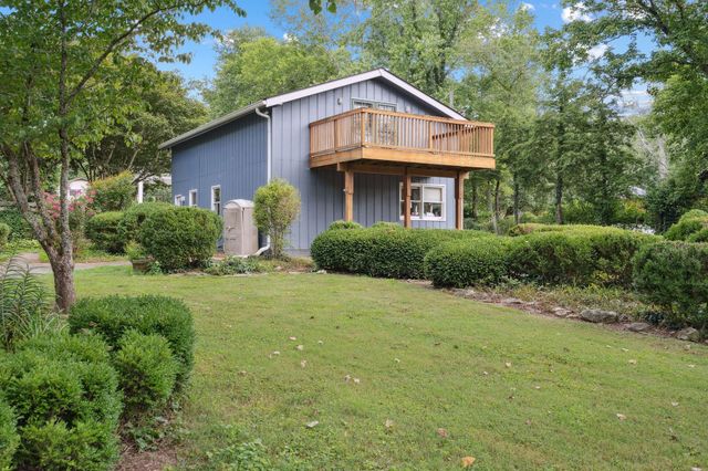 9032 S Harpeth Ct, Nashville, TN 37221