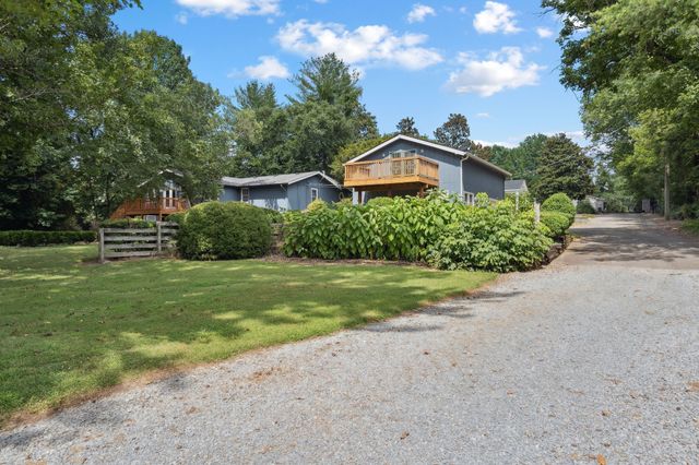 9032 S Harpeth Ct, Nashville, TN 37221