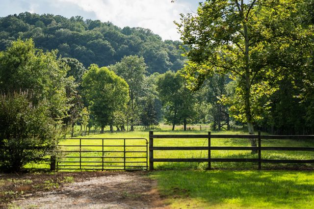 9032 S Harpeth Ct, Nashville, TN 37221